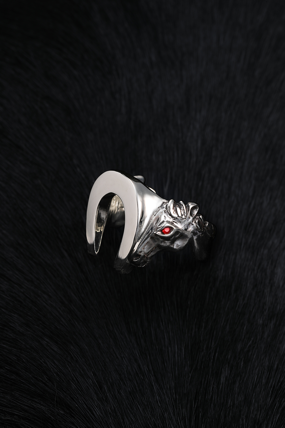BS0010 Twin Horse Ring